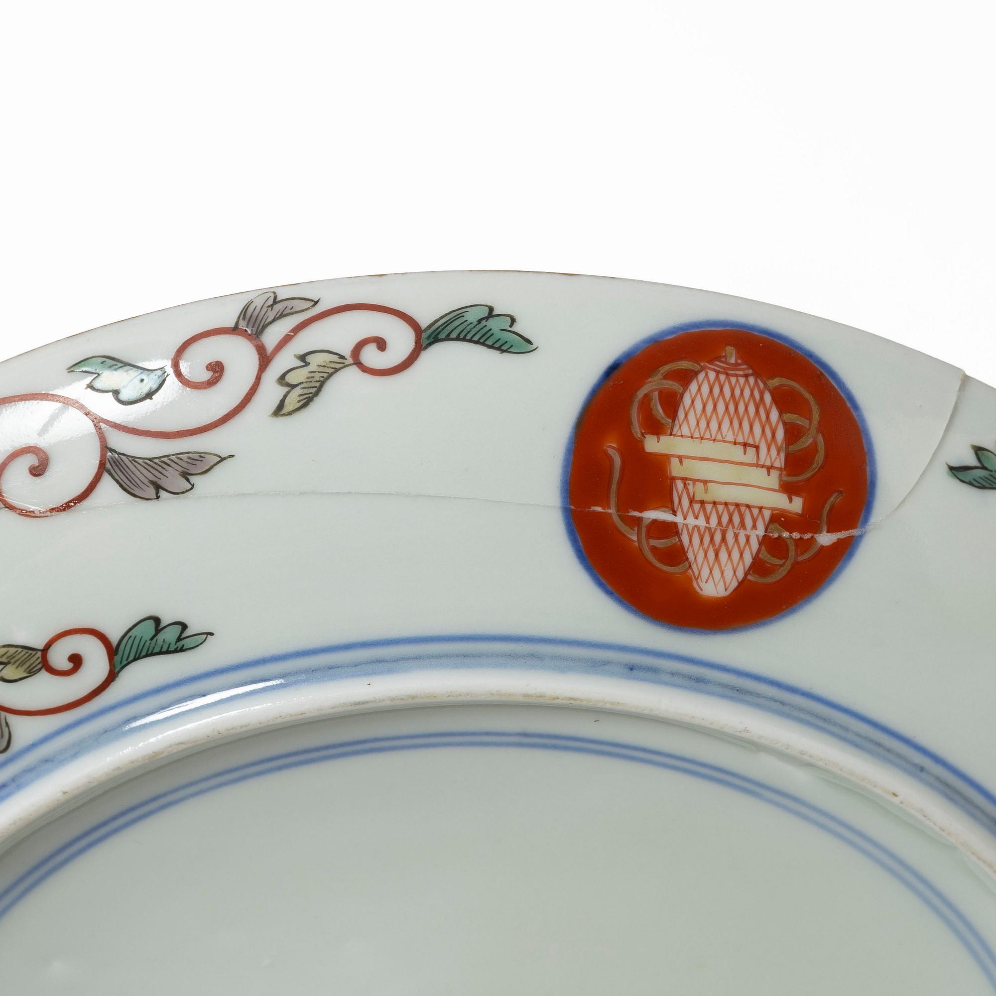 Tallrikar, fyra stycken, samt tekanna med lock, porslin. Japan, Meiji (1868-1912).