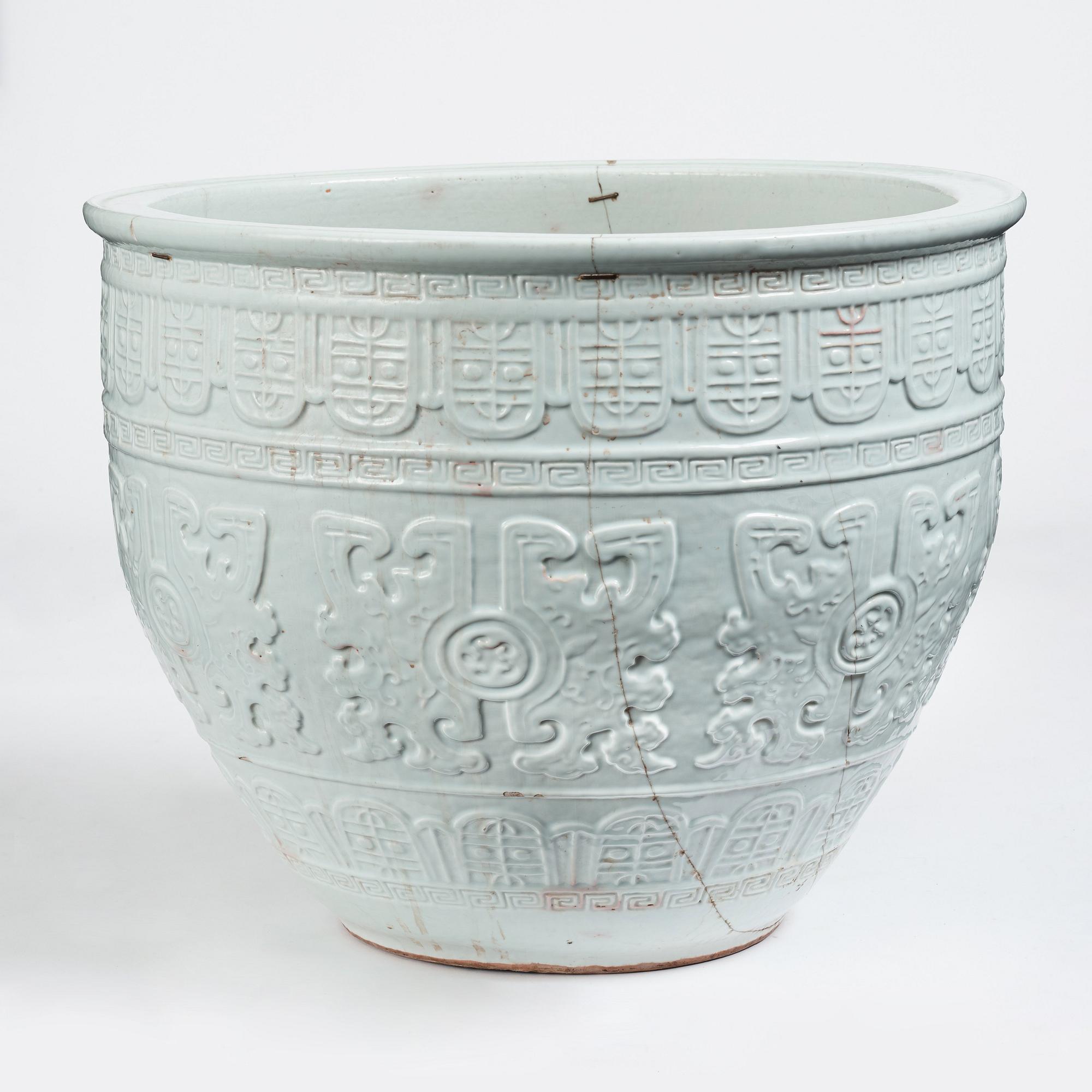 Praktytterfoder, blanc de chine. Qingdynastin, 1700-tal. Med märkning 滄亭清玩 'cang ting qing wan'.