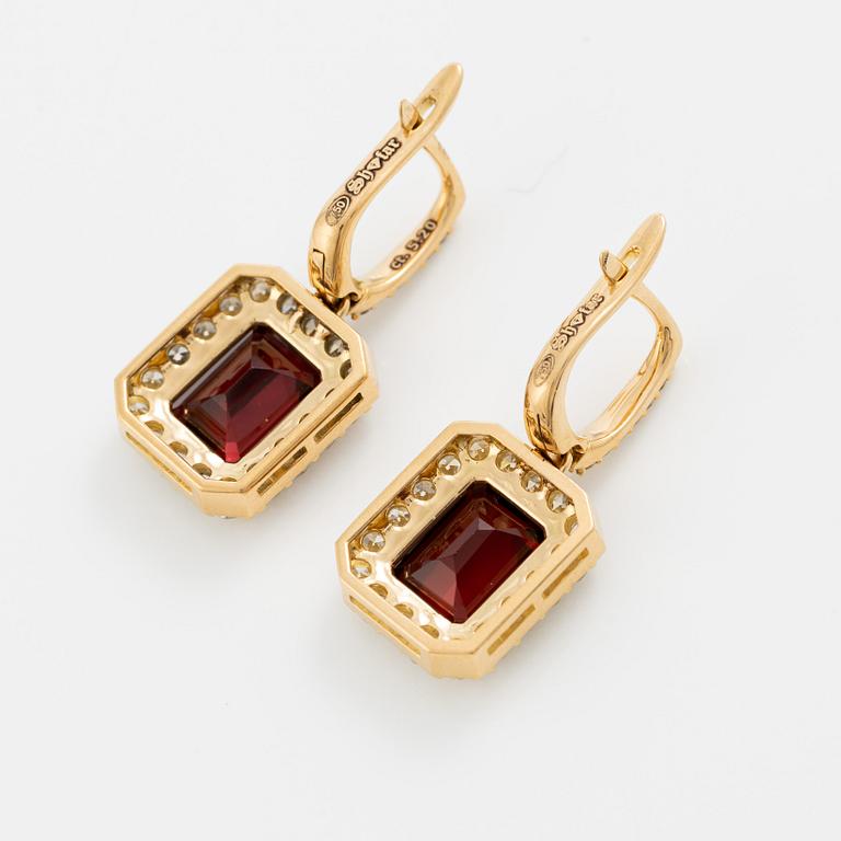 Earrings in 18K gold with garnets and octagonal- and brilliant-cut diamonds.