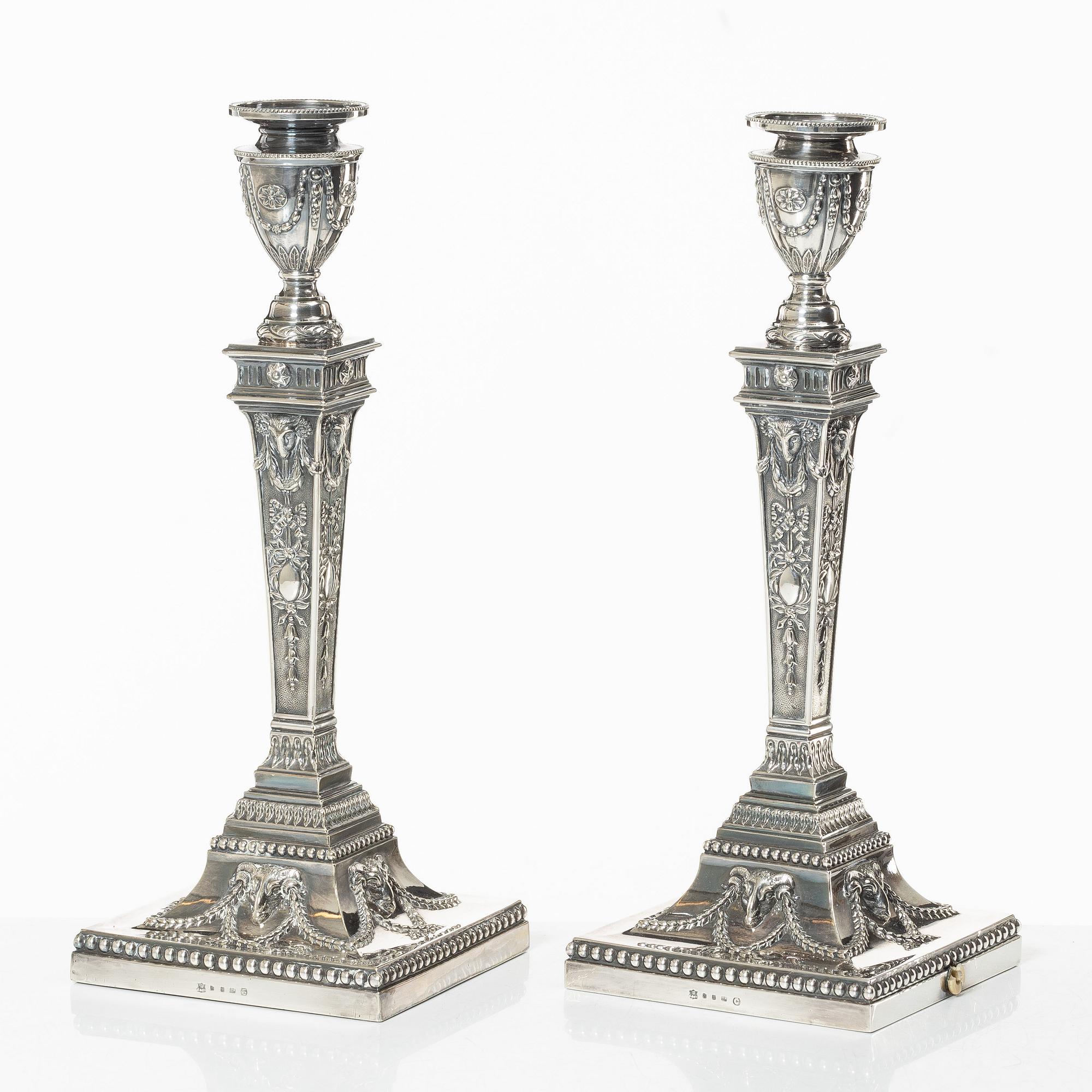 A pair och silver plated candelsticks, mark of  Elkington & Co, Birmingham, 1888-1890.