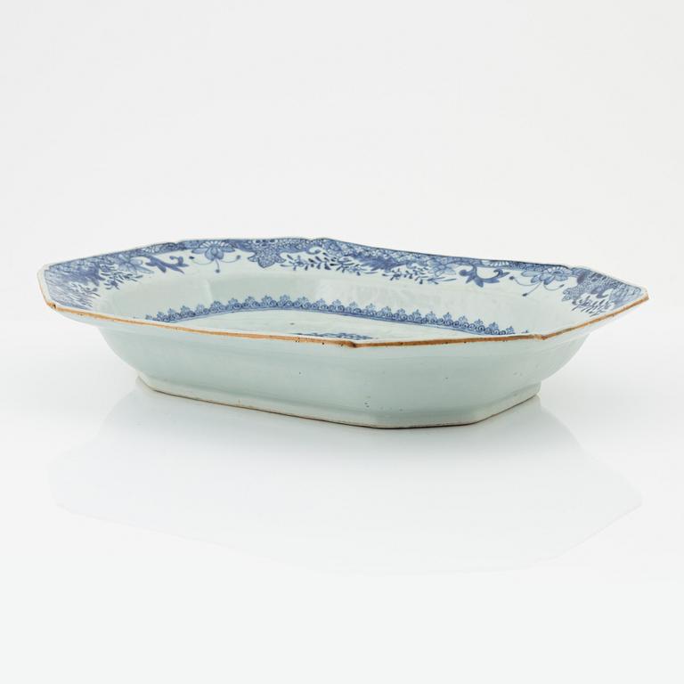 A Chinese blue and white tureen dish, Qing dynasty, Qianlong (1736-1795).
