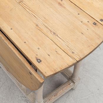 A gate leg table 18th/19th century.