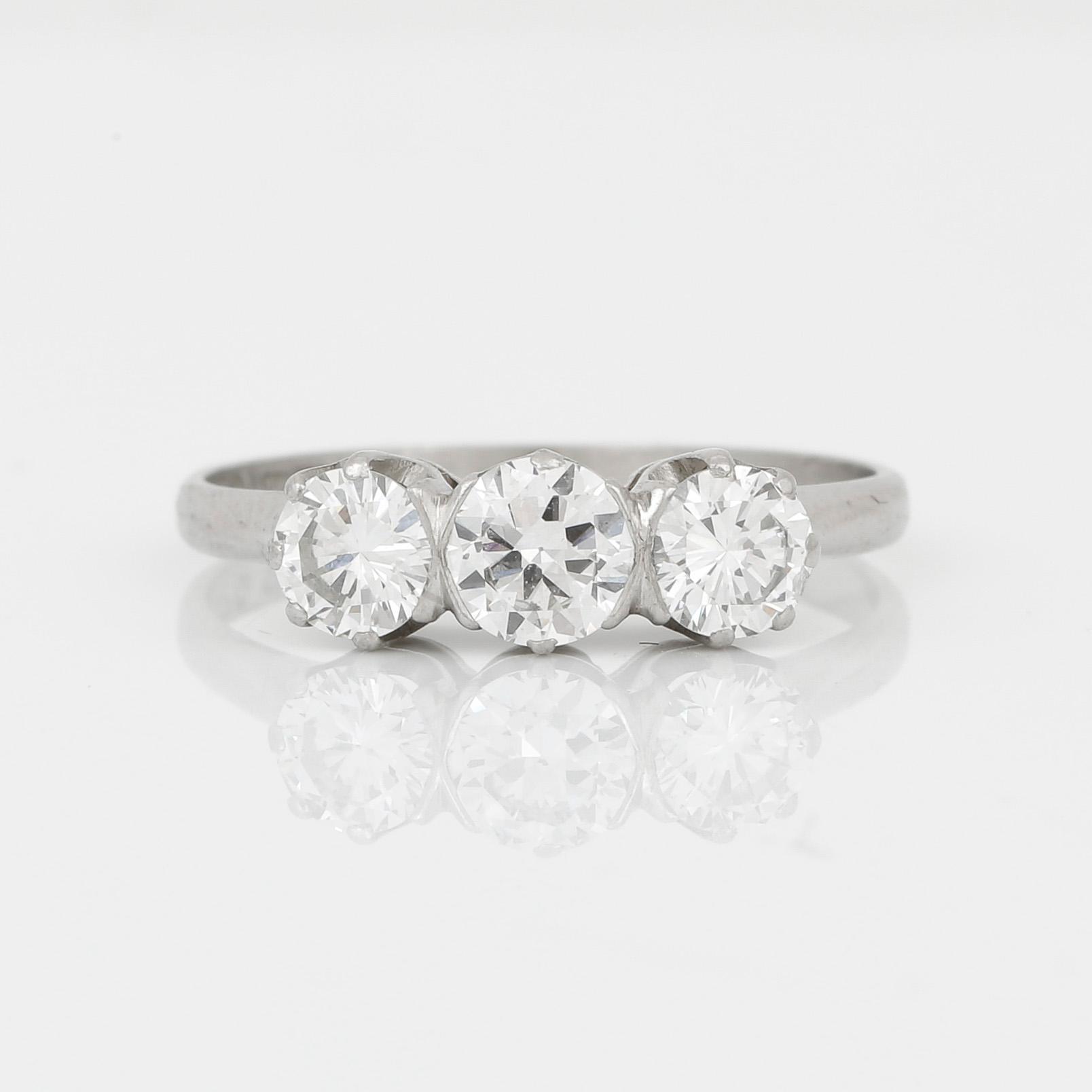 RING, platina samt briljantslipade diamanter tot ca 1,10 ct, CG Hallberg, Stockholm, 1950. Vikt ca 3,10 g.