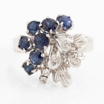 Ring, 18K white gold set with octagon-cut diamonds and sapphires.