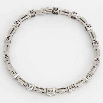 Armband med runda briljant- och åttkantslipade diamanter total vikt ca 4 ct.