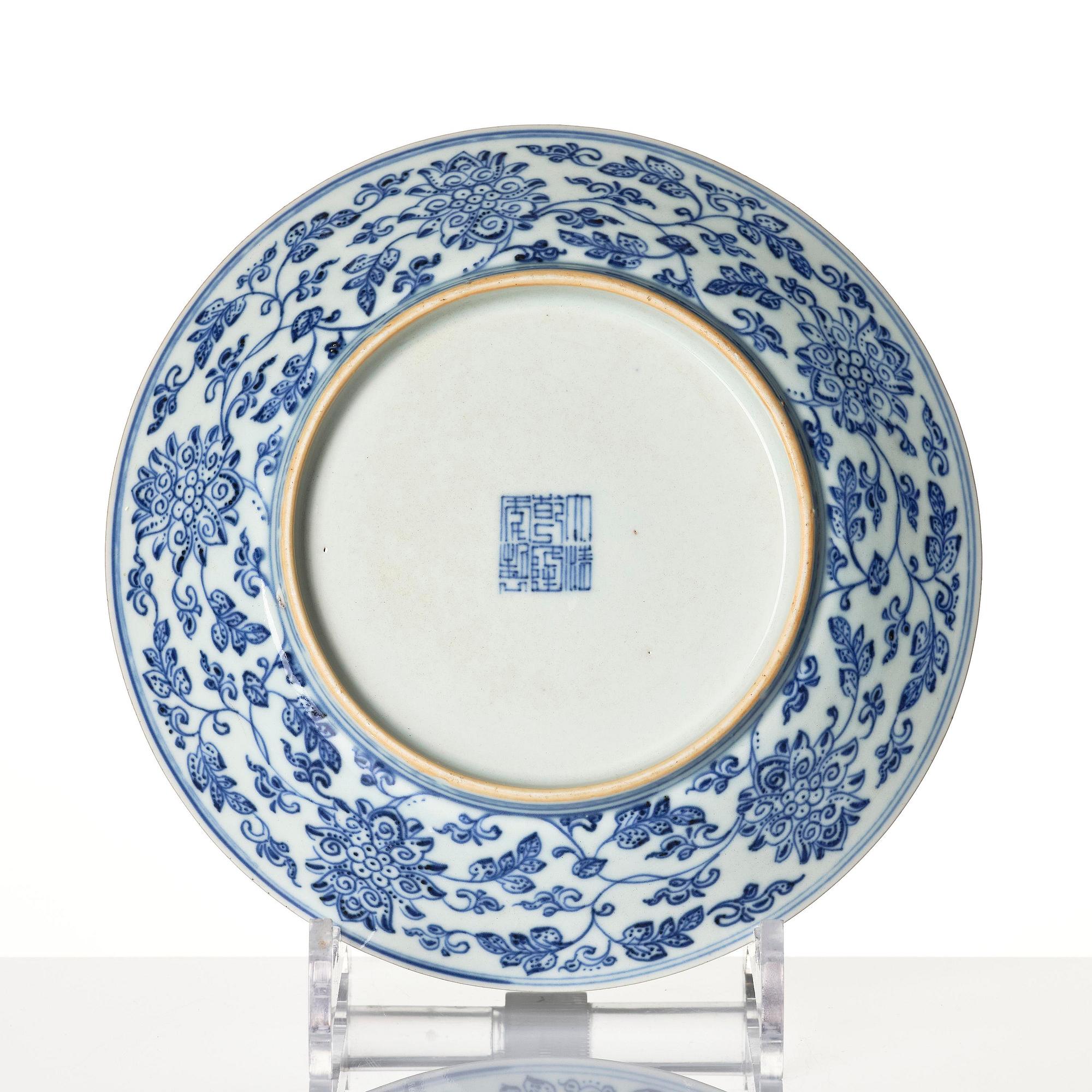 Fat, porslin. Qingdynastin, med Qianlongs märke och tid (1736-95).