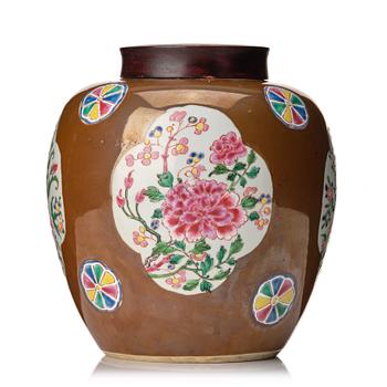 984. A famille rose and cappuciner brown jar, Qing dynasty, Qianlong (1736-95).