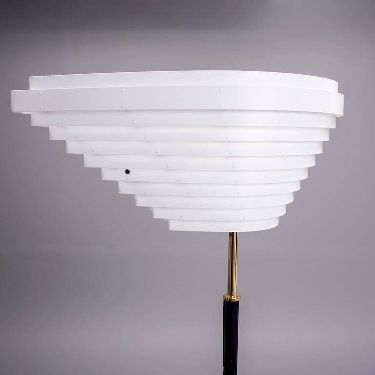 GOLVLAMPA, "Änglavinge" A 805, Alvar Aalto, Artek. Formgiven 1954.