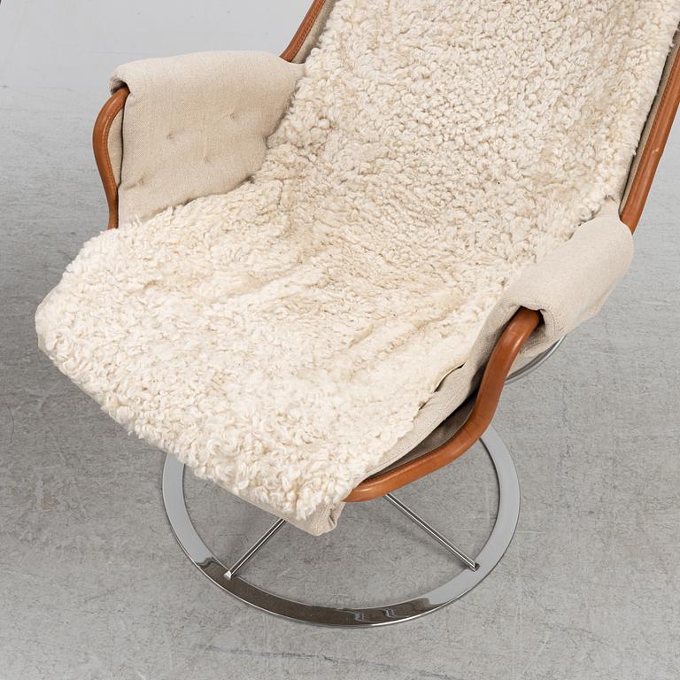 Bruno Mathsson, a pair of 'Jetson' armchairs with a foot stool, Dux, 21st Century.