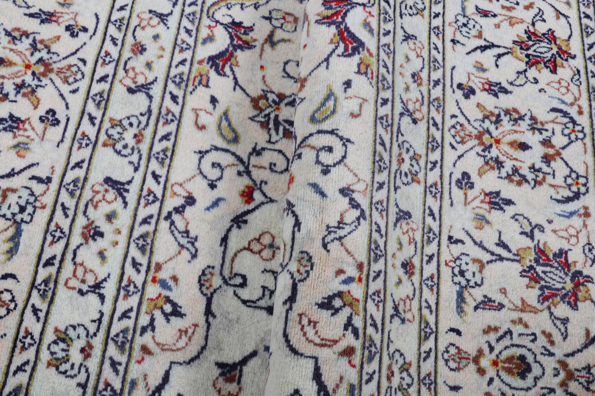 A carpet, Kashan, ca 305 x 198 cm.