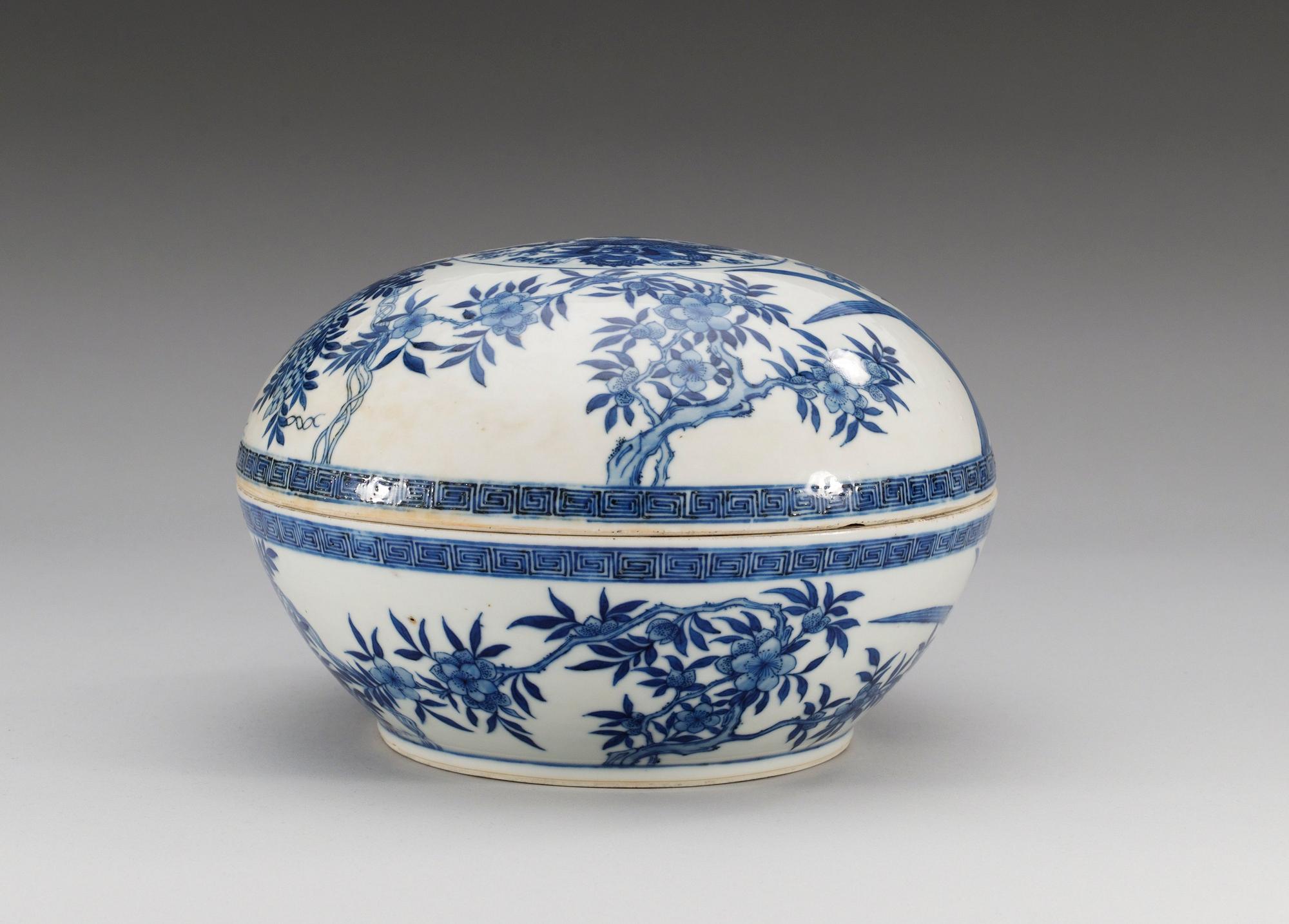 A circular blue and white 'dragon' box and cover, Qing dynasty, period of Jiaqing (1796-1820).