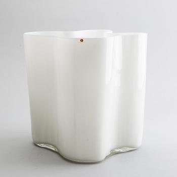 ALVAR AALTO, a Savoy glass vase.