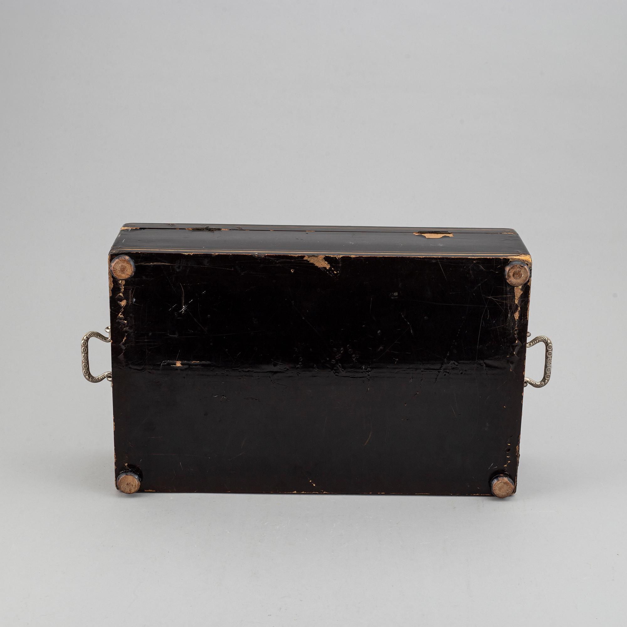 A chest, late Qing dynasty, 19th Century.