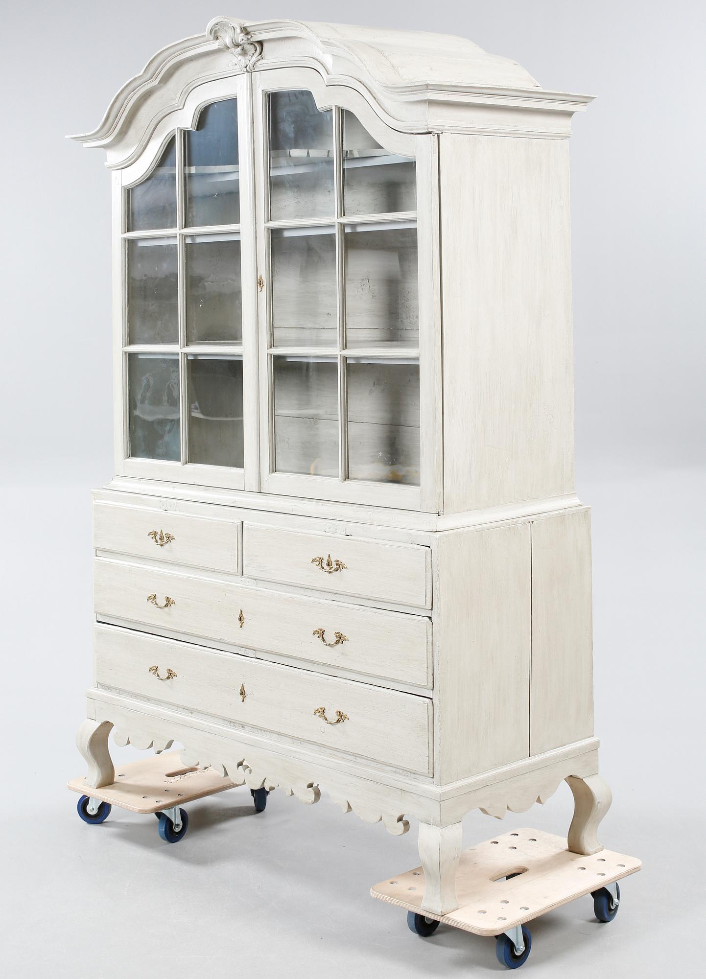 VITRINSKÅP, delvis rokoko, 1700-tal.