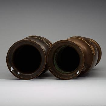 VASER, ett par, brons. Japan, Meiji (1868-1912).