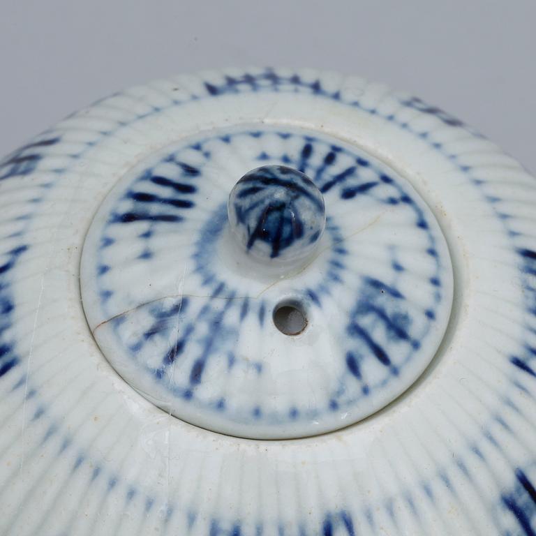 TEKANNA, porslin, Meissenliknande märke, 1800-tal.