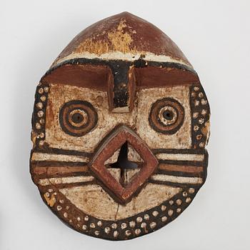 Masker, 4 st, enligt uppgift b .la från Yaure, Elfenbenskusten, Dan, Liberia, samt Luba, Kongo, 1900-talets andra hälft.