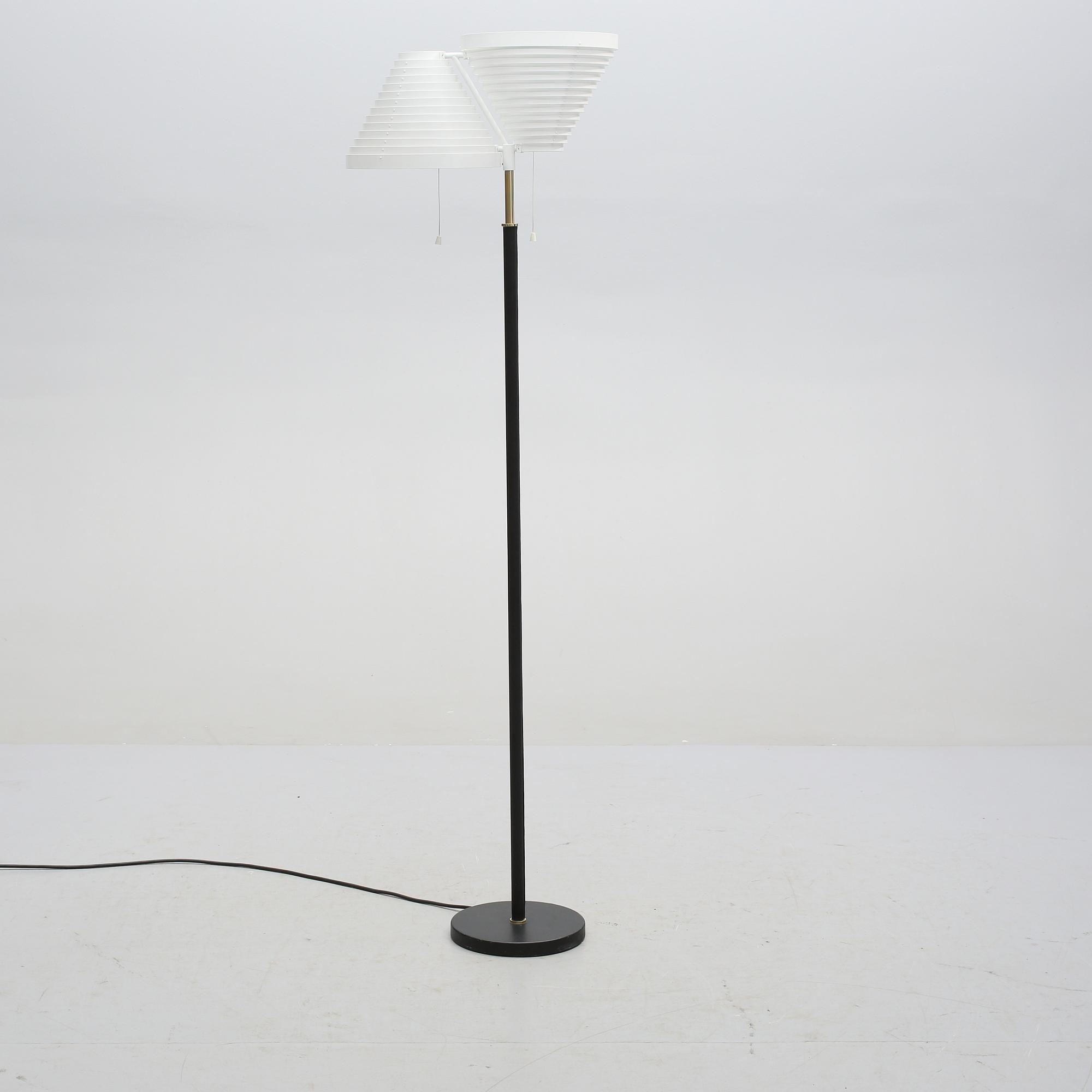 GOLVLAMPA, "modell A810", Alvar Aalto, Artek, Finland, 1900-talets andra hälft.