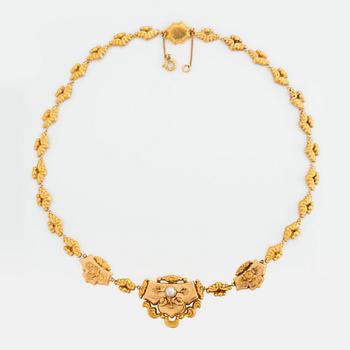 849. A NECKLACE decorated with a pearl.