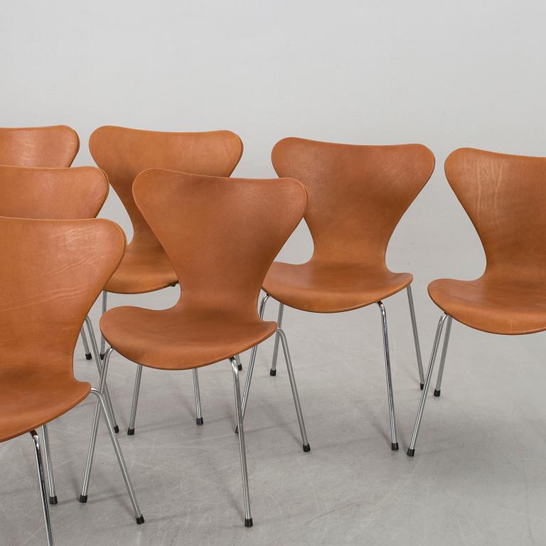 ARNE JACOBSEN, a set of 8 "Serie 7 "chairs for Fritz Hansen.