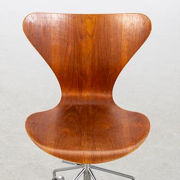 ARNE JACOBSEN, Swivel chair, "Sjuan", Fritz Hansen.  1960's.