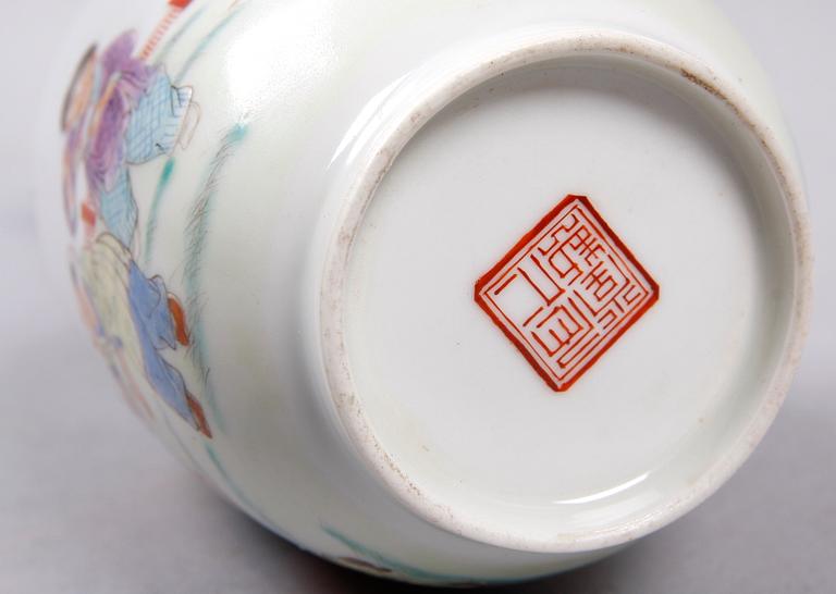 VAS, porslin, Kina. 1900-talets första hälft.