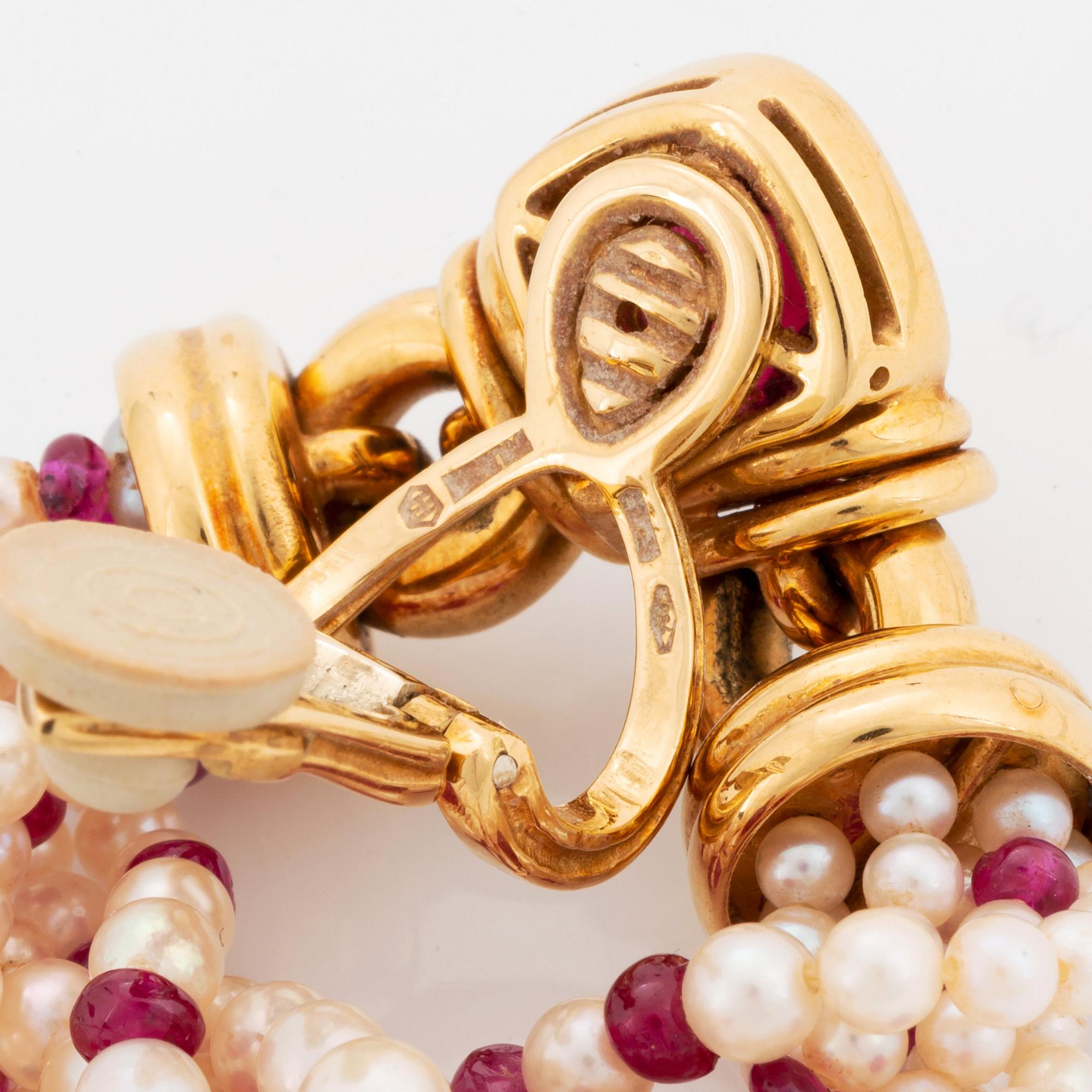 Bulgari ett par örhängen 18K guld med cabochonslipade turmaliner, odlade pärlor och rubiner.