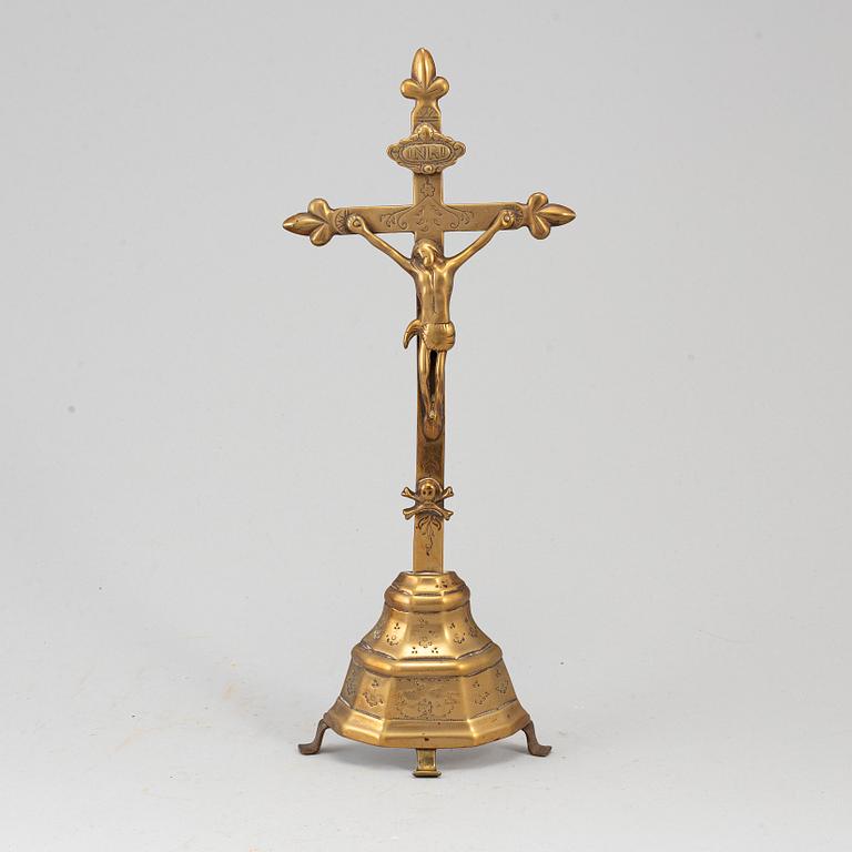 A brass crucifix, 17th/18th century.