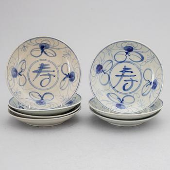 A set of seven Japanese blue and white porcelain dishes, Edo period (1603-1868).