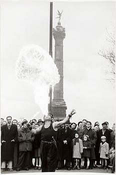 HENRI CARTIER-BRESSON, gelatin silver print stamped by the photographer and by Magnum Photos Incorporated on verso.