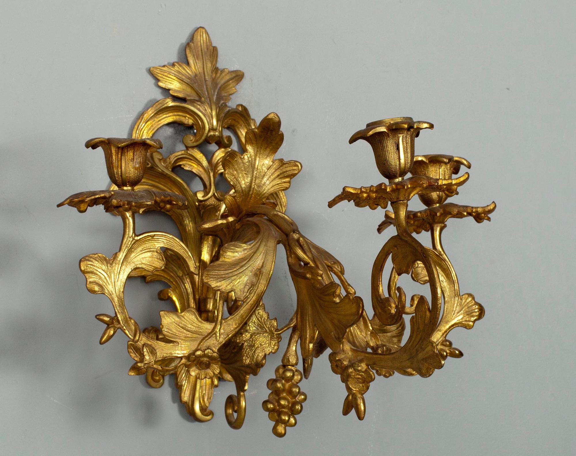 VÄGGKANDELABER, för 3 ljus, förgylld brons, ca 1850.