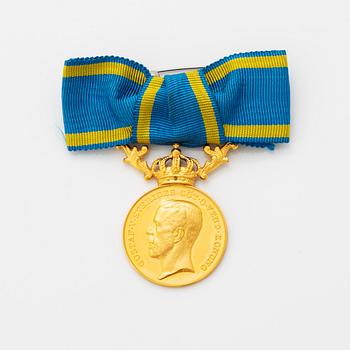 A Swedish Royal gold medal, dated 1949.