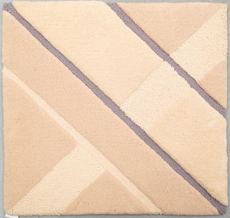 MATTA, 4 delar. Handtuftad i relief. 118,5 x 119 samt tre delar 74,5 x 74 cm var. Berit Woelfer, Kasthall Ateljé AB.