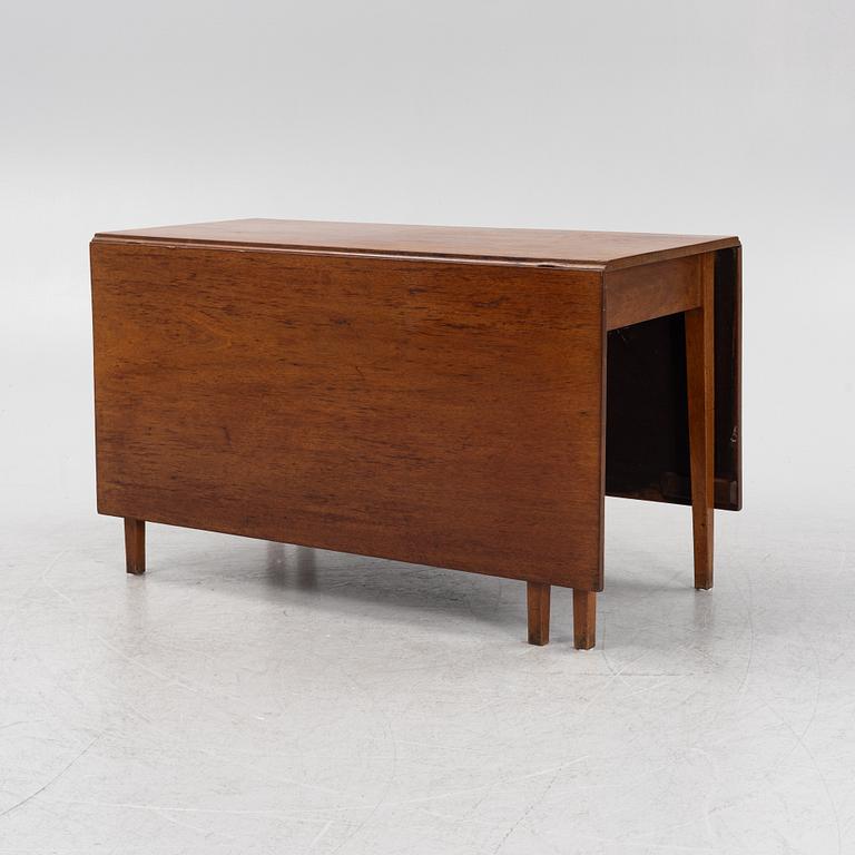 A mahogany drop leaf hunter's table, 19th Century.