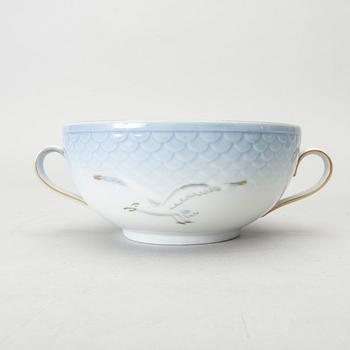 BULJONGKOPPAR med FAT, 10 st, porslin, "Måsen", Royal Copenhagen, 1900-tal.