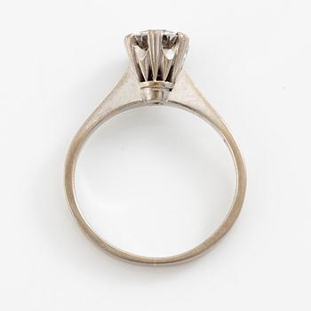 Ring 18K vitguld med en rund briljantslipad diamant.