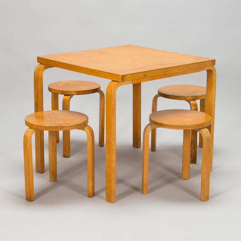 Alvar Aalto, a mid-20th century '85' table and four '60' stools for O.Y. Huonekalu-ja Rakennustyötehdas A.B.