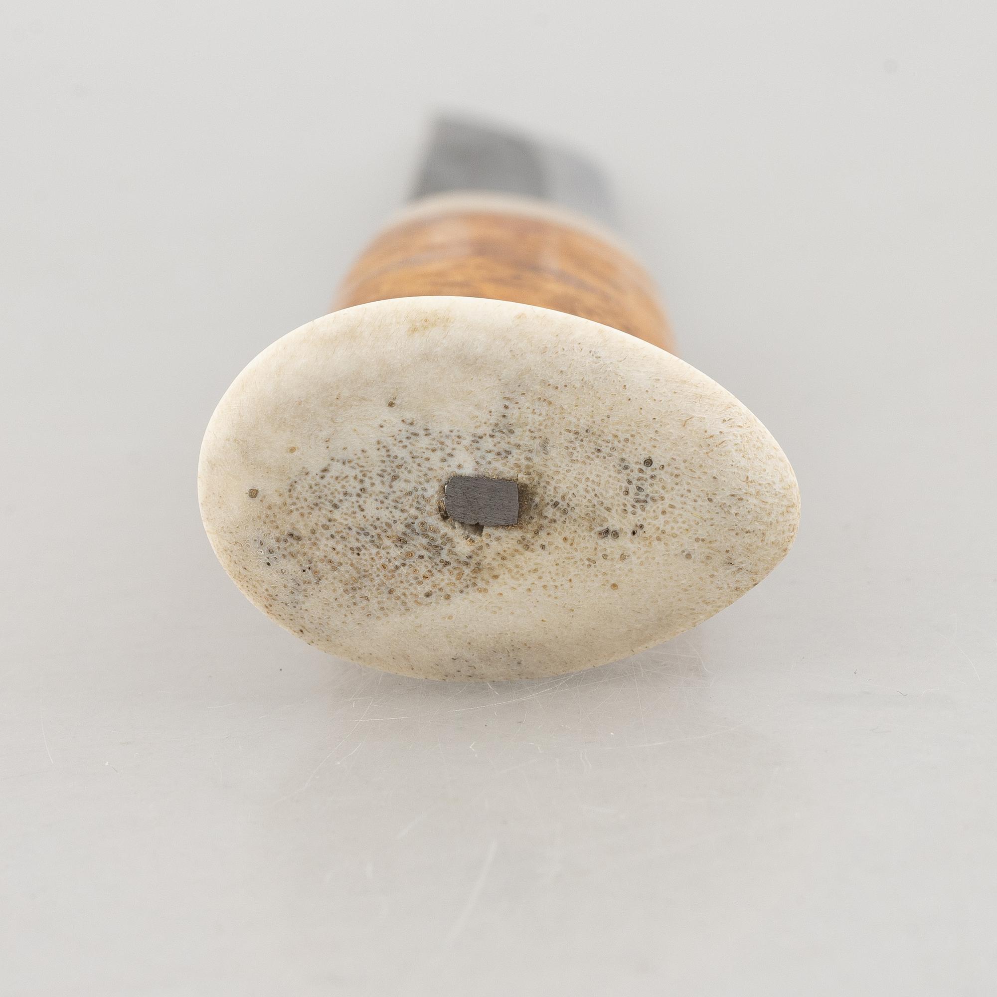 Esse Poggats, a reindeer horn knife.