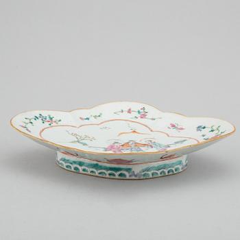 A famille rose tazza, late Qing dynasty, late 19th century.