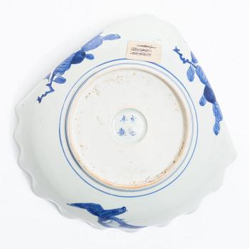 A blue and white porcelain dish, Japan, 19th century.