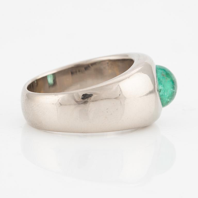 Ring in 18K white gold with a cabochon-cut emerald.