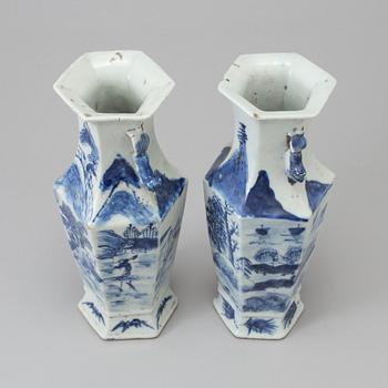 A pair of blue and white porcelain vases. Qing dynasty, 19th century.