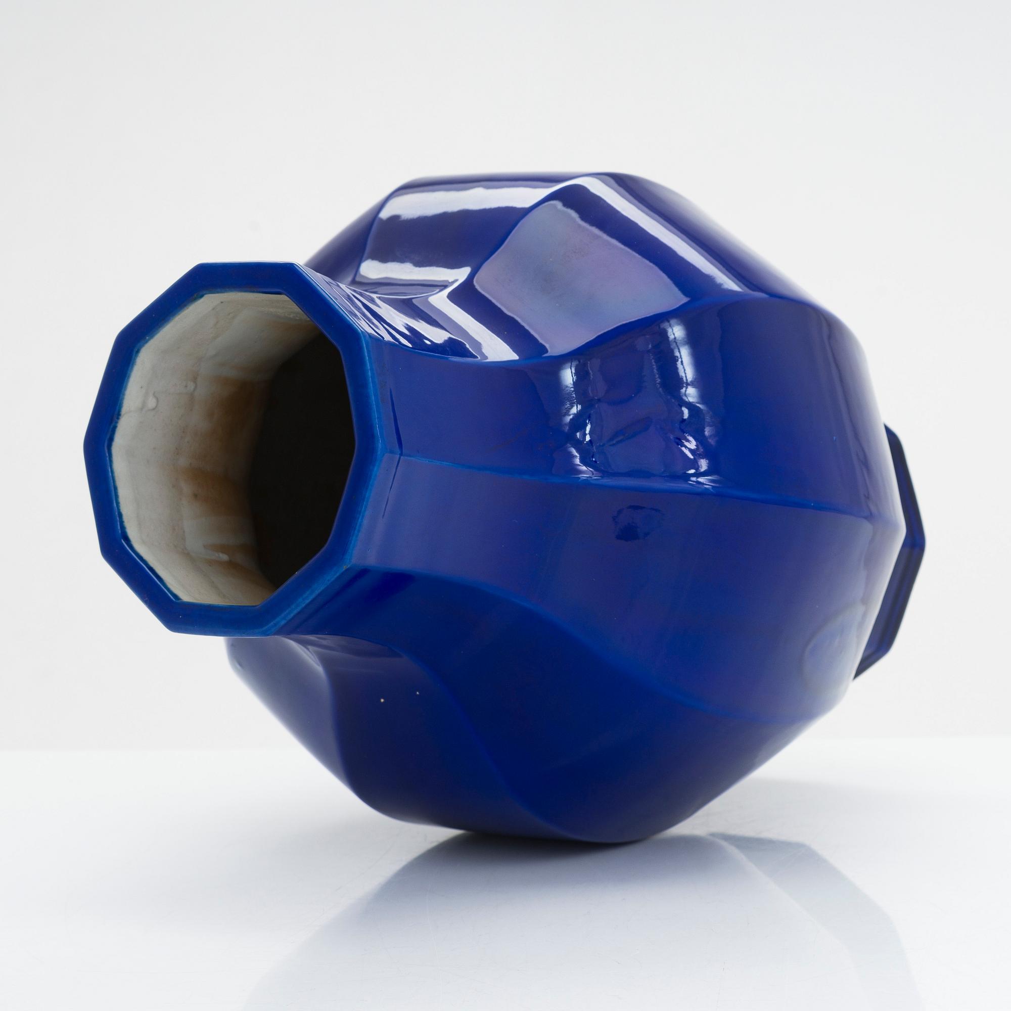 A porcelain vase, China, 20th century.