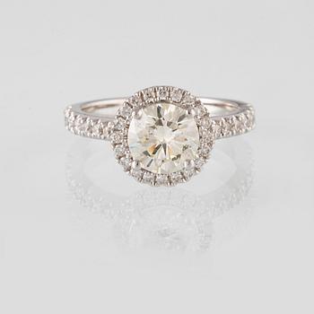 RING, 18K vitguld med en briljantslipad diamant 1.44 ct samt små briljantslipade diamanter 0.50 ct. Vikt 4,6 gram.