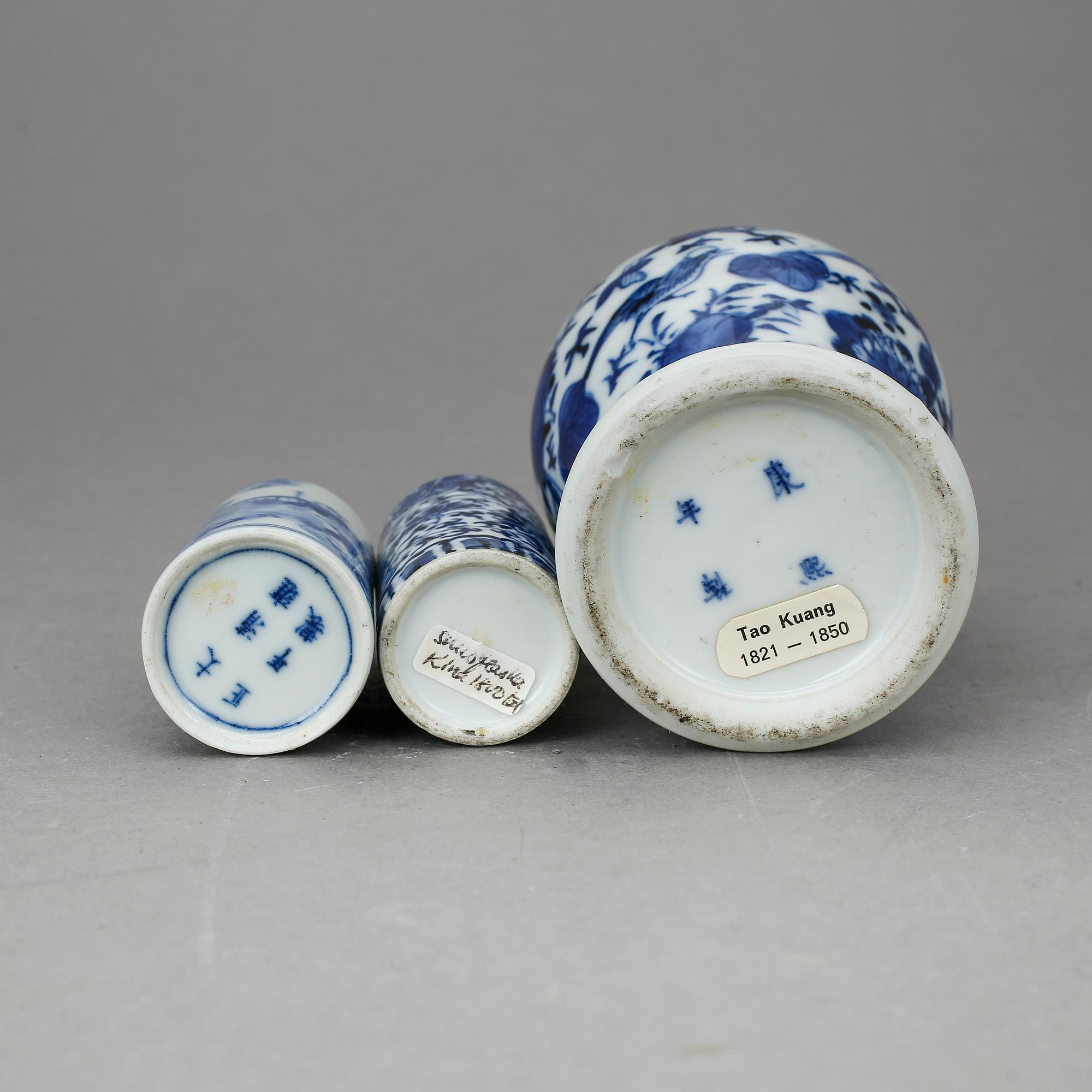 VAS och SNUSFLASKOR, 2 st, porslin, Kina, 1800-1900-tal.