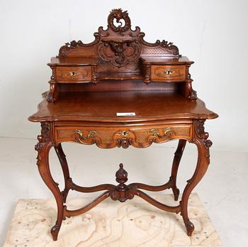DAMSKRIVBORD, rokokostil. 1900-talets början.