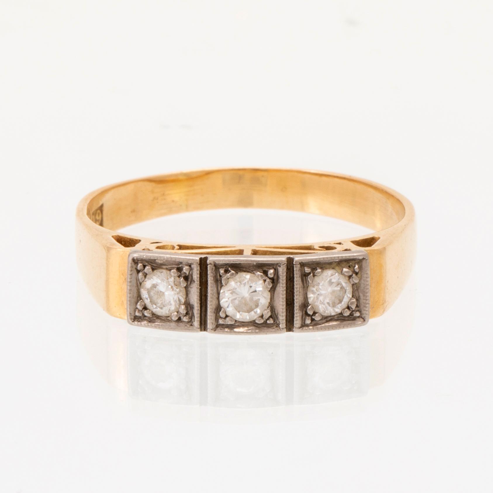 An 18K white and red gold ring set with round brilliant-cut diamonds.