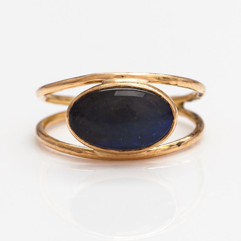 An 18K gold ring with an opal. Lagercrantz Jewellery, Tammisaari 2019.