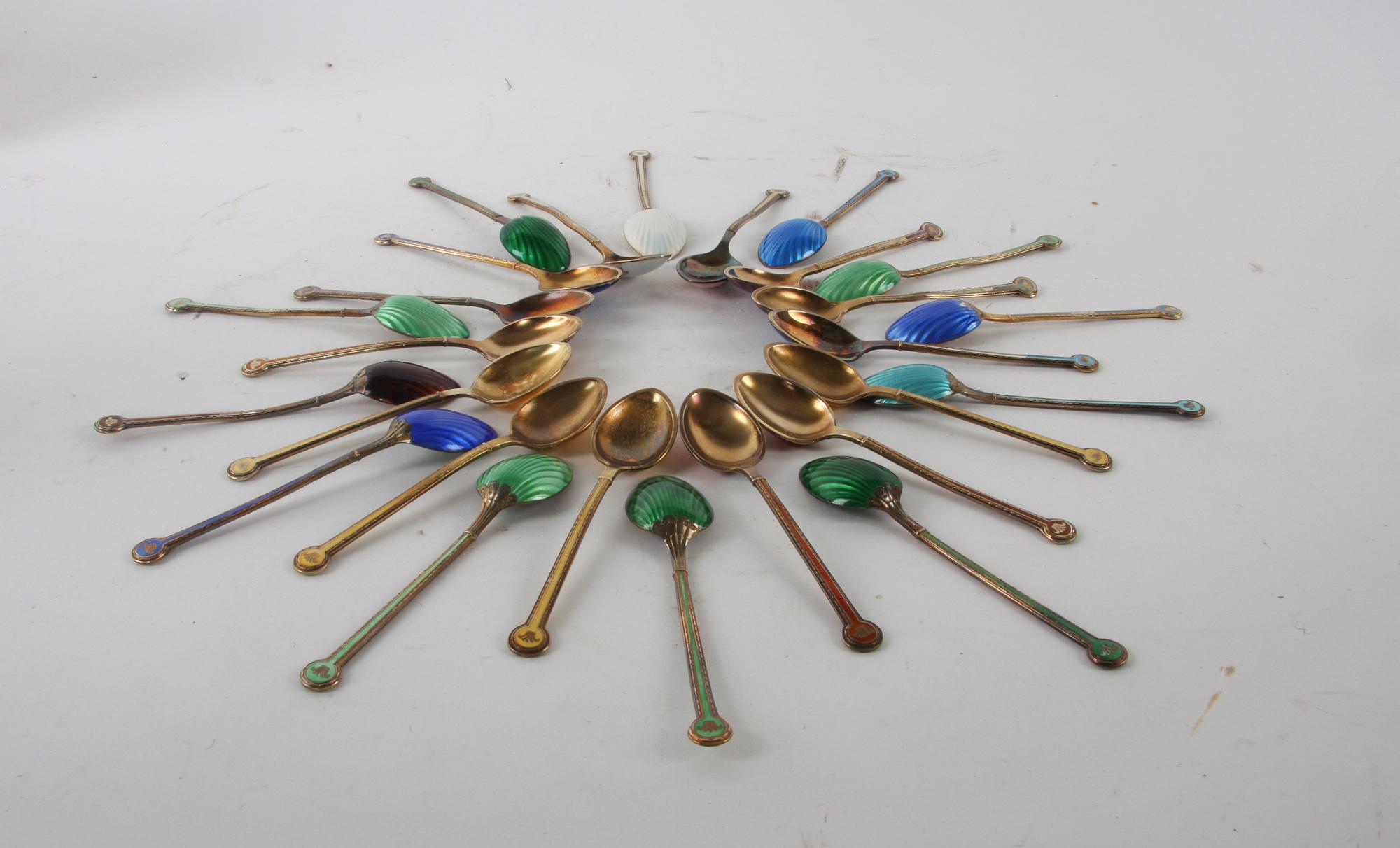 MOCCASKEDAR, 26 st, silver, C.G Hallberg, emaljerade.