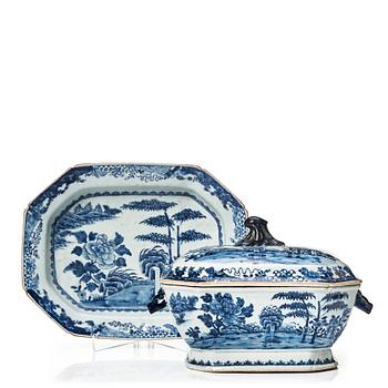 868. A blue and white tureen with cover and stand, Qing dynasty, Qianlong (1736-95).